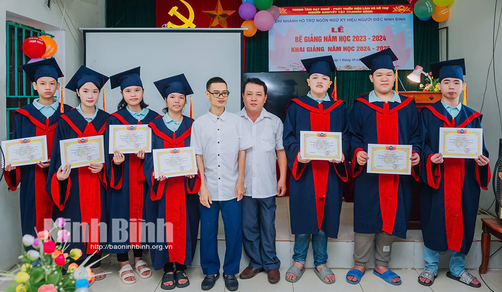 Khai giảng năm học mới cho học sinh khiếm thính