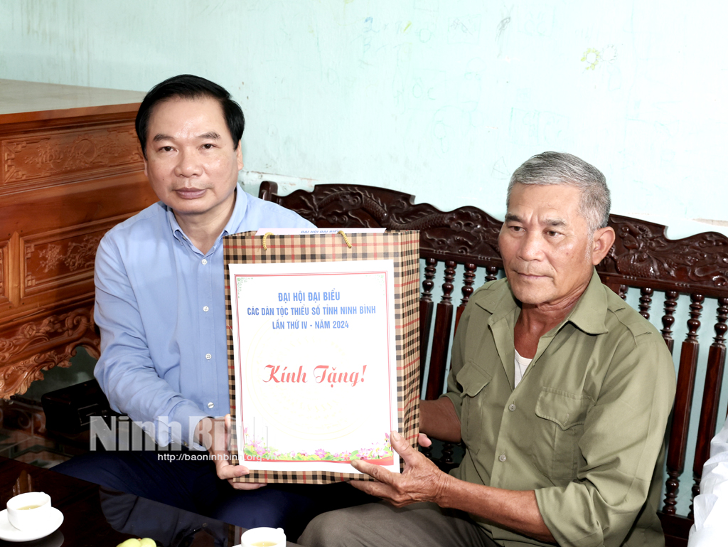 Thăm, tặng quà gia đình chính sách tiêu biểu là người dân tộc thiểu số