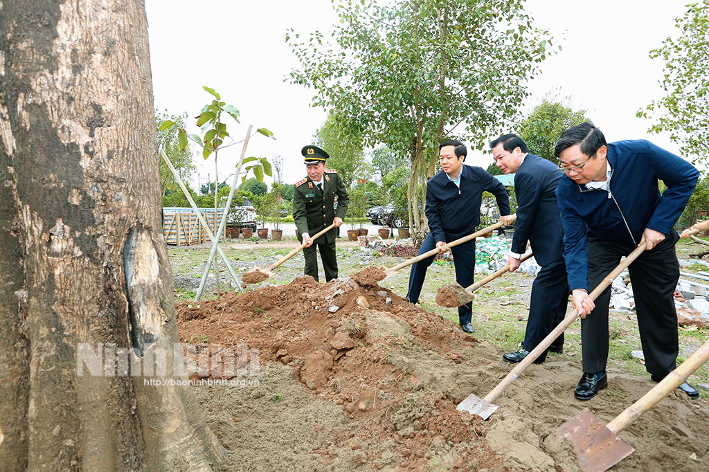 Đồng chí Thứ trưởng Bộ Công an Trần Quốc Tỏ dự lễ phát động "Tết trồng cây" Xuân Giáp Thìn tại xã Quang Thiện