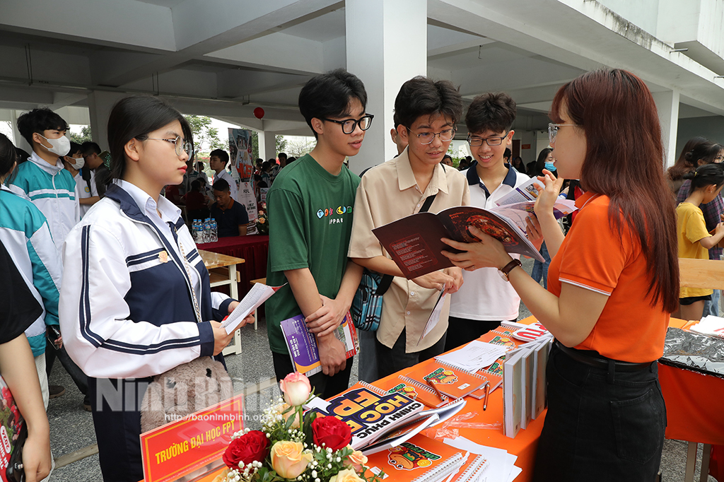 Ngày hội tư vấn hướng nghiệp-tuyển sinh đại học năm 2024 tại Trường THPT Chuyên Lương Văn Tụy