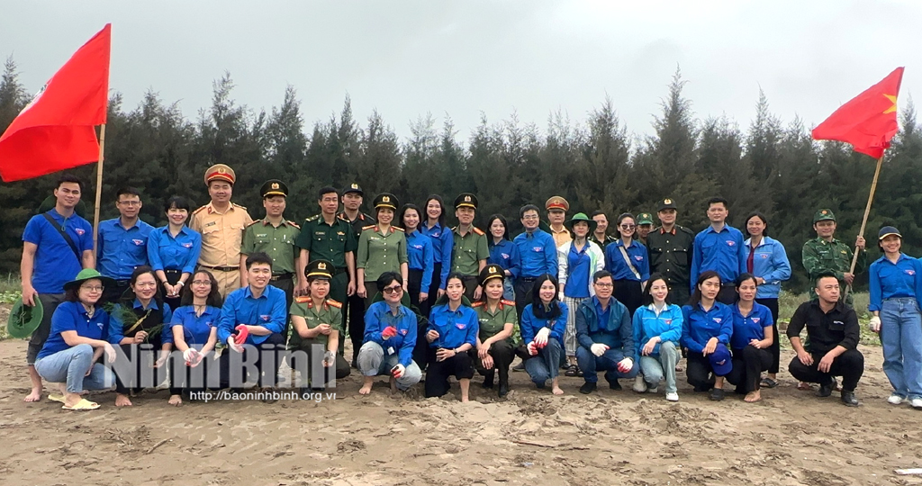Phát động trồng 3.000 cây phi lao và trao tặng 150 áo phao cho ngư dân huyện Kim Sơn