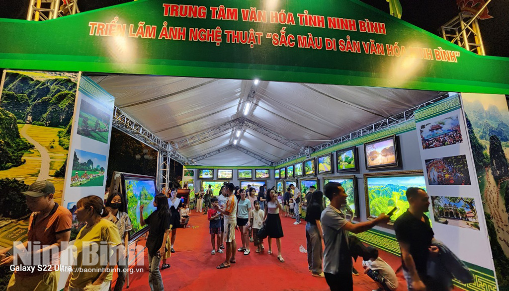 Triển lãm ảnh "Sắc màu di sản, văn hóa Ninh Bình" tại Lễ hội Hoa Lư