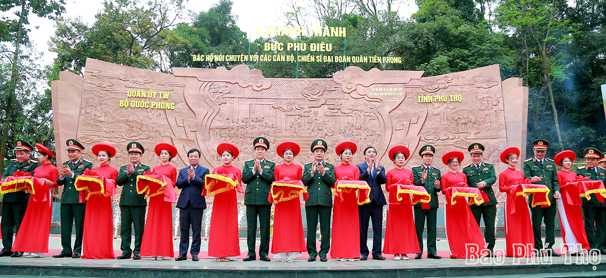 Khánh thành Bức phù điêu "Bác Hồ nói chuyện với cán bộ, chiến sĩ Đại đoàn quân Tiên Phong"