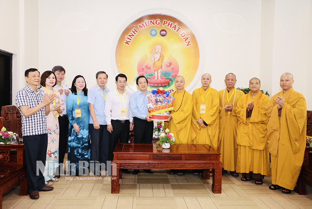 Đồng chí Chủ tịch UBND tỉnh thăm, chúc mừng Ban Trị sự Giáo hội Phật giáo Việt Nam tỉnh nhân dịp Đại lễ Phật đản