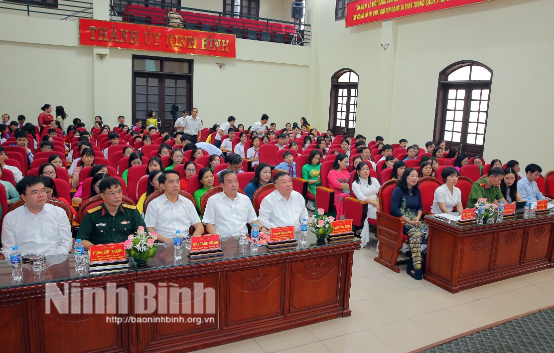 Thành phố Ninh Bình tuyên dương khen thưởng học sinh và giáo viên đạt thành tích cao trong năm học 2023-2024