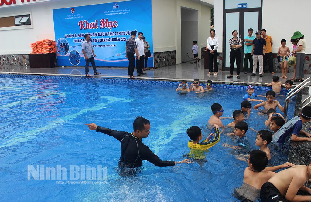 Khai mạc các lớp bơi, phòng chống đuối nước cho học sinh tiểu học huyện Hoa Lư
