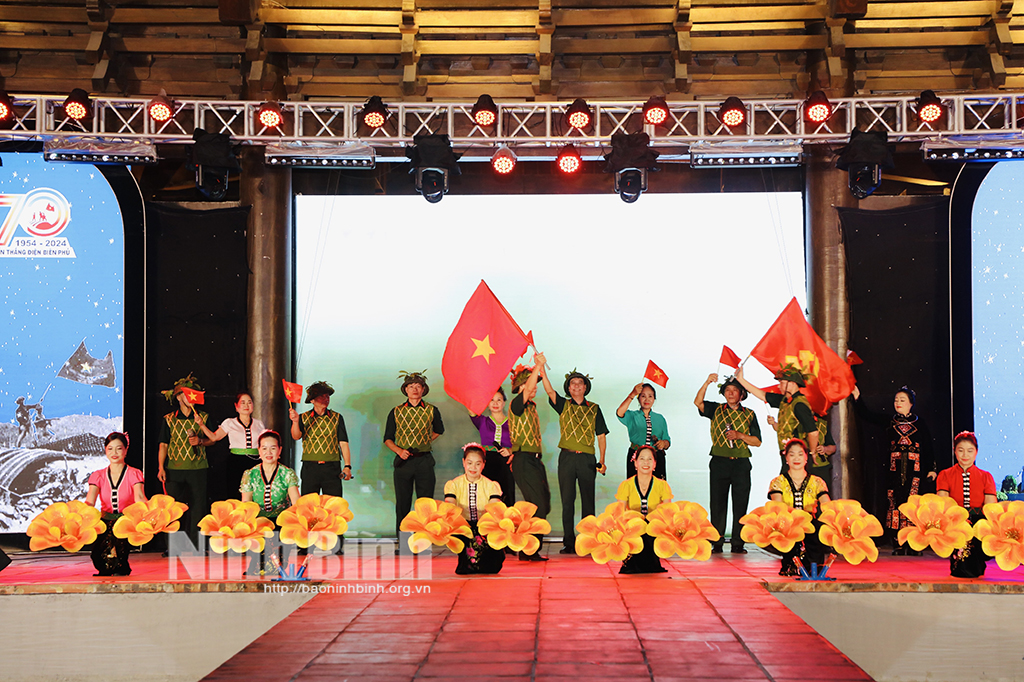 Chương trình giao lưu văn nghệ "Âm vang Điện Biên"