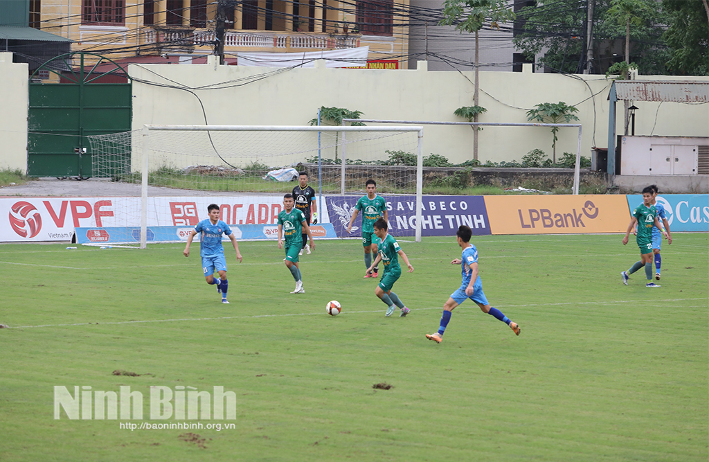 Giải bóng đá hạng Nhất quốc gia Gold Star V.League 2: Phù Đổng Ninh Bình chiến thắng trước đội nhất bảng