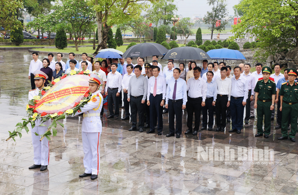 Đoàn đại biểu tỉnh dâng hương nhân kỷ niệm 70 năm Chiến thắng Điện Biên Phủ
