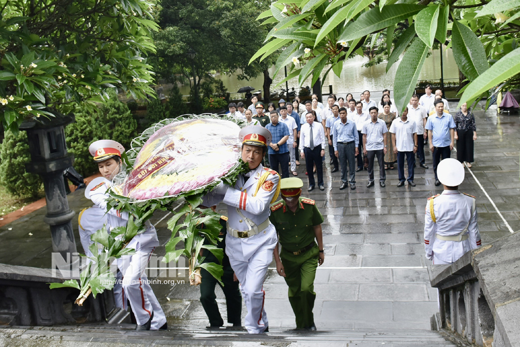 Đoàn đại biểu thành phố Ninh Bình dâng hương nhân kỷ niệm 70 năm Ngày giải phóng thành phố