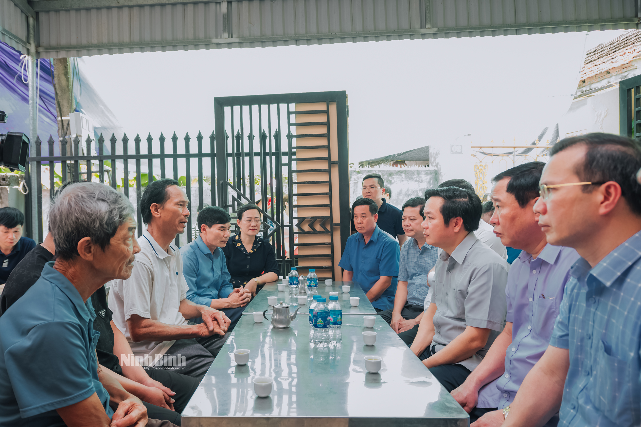 Đồng chí Chủ tịch UBND tỉnh thăm hỏi, chia buồn với gia đình có trẻ bị đuối nước ở thị trấn Yên Ninh