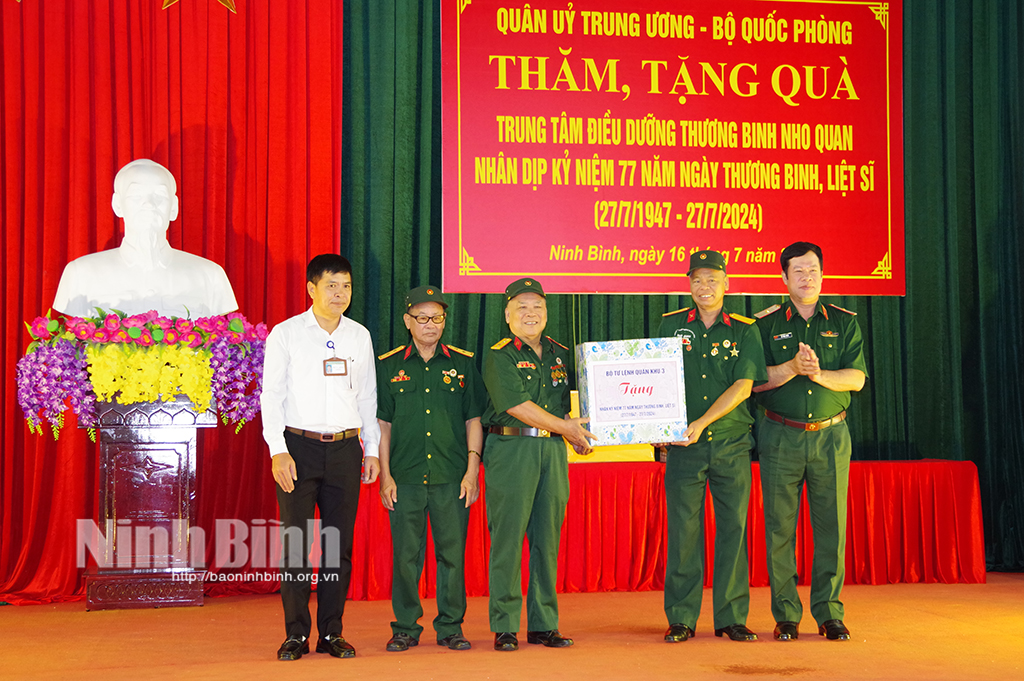 Quân ủy Trung ương-Bộ Quốc phòng tặng quà Trung tâm Điều dưỡng thương binh Nho Quan