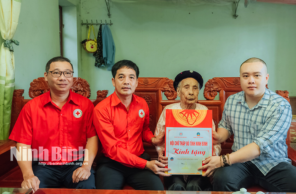 Hội Chữ thập đỏ tỉnh thăm, tặng quà Mẹ Việt Nam anh hùng, gia đình liệt sĩ