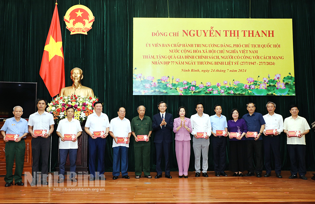 Đồng chí Phó Chủ tịch Quốc hội Nguyễn Thị Thanh thăm, tặng quà gia đình chính sách, người có công với cách mạng tại Ninh Bình