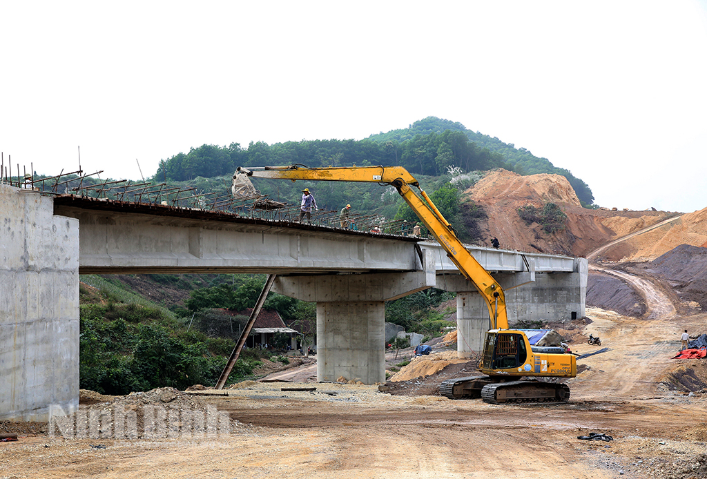 Ninh Binh overcomes challenges to create breakthroughs