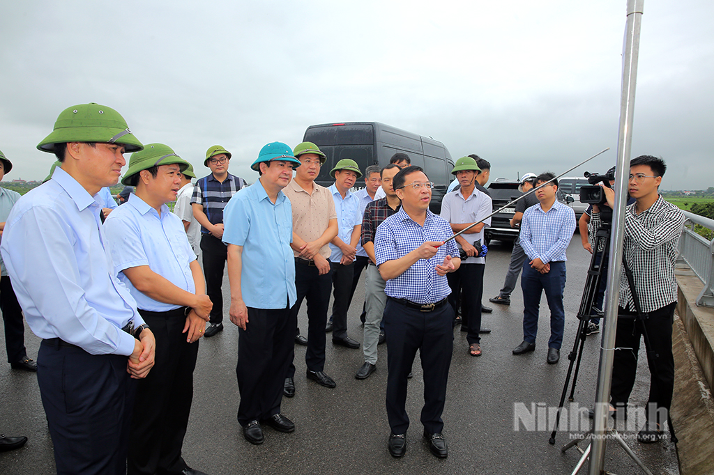 Ninh Binh's leaders inspect progress of public investment projects
