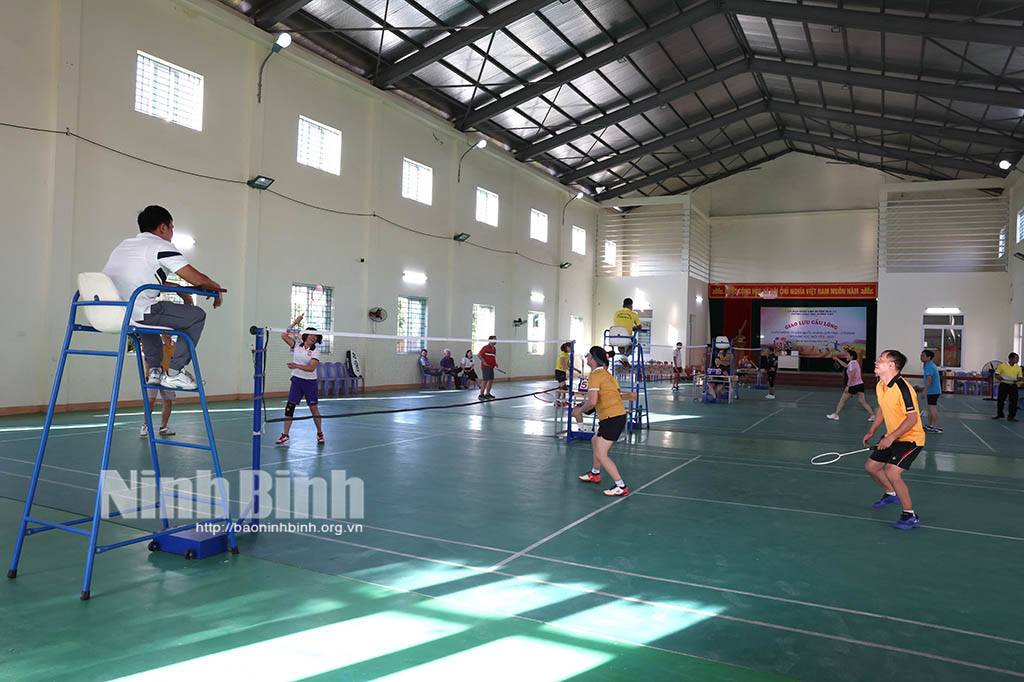 Ngành Giáo dục và Đào tạo huyện Hoa Lư tổ chức giao lưu cầu lông