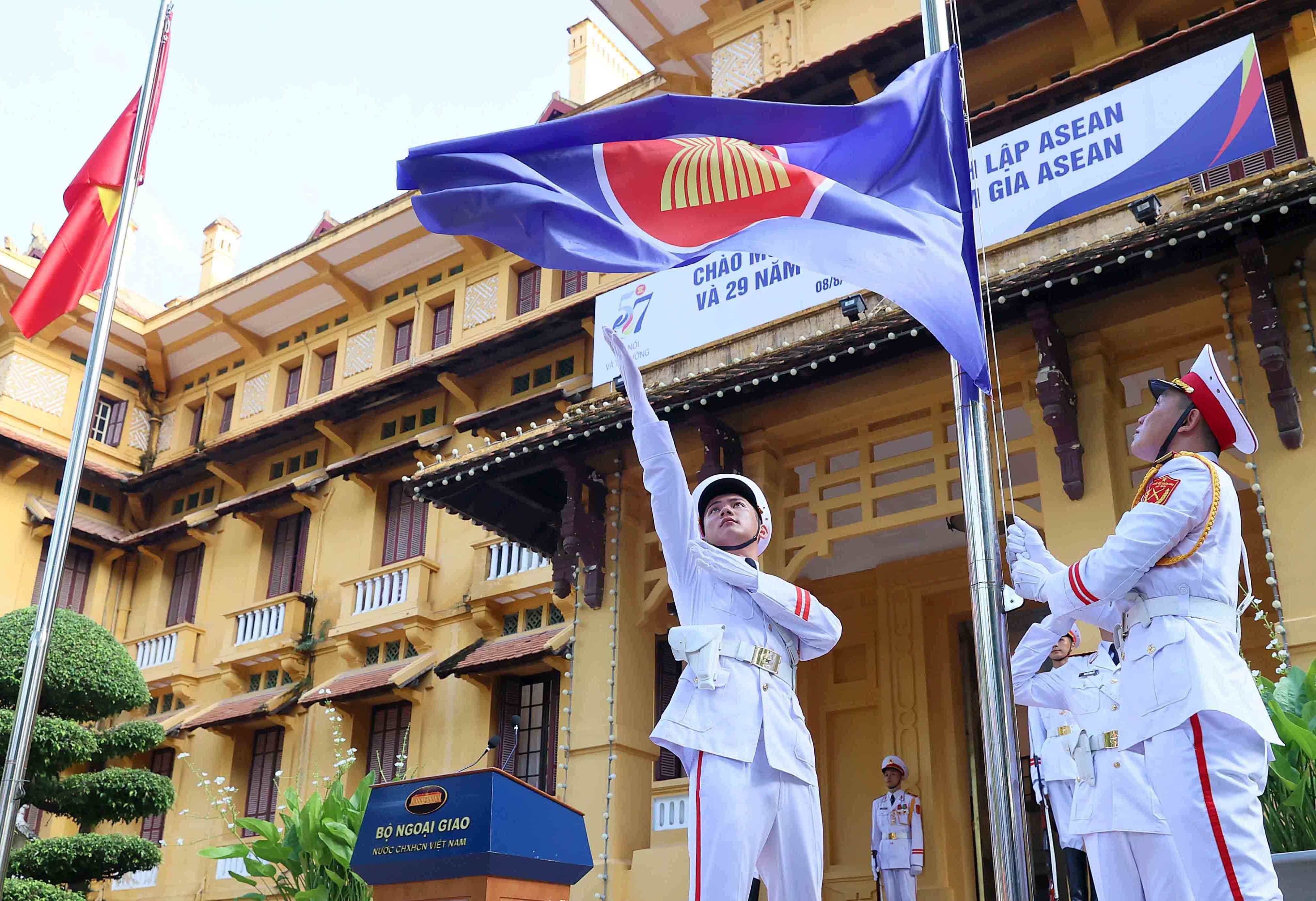 Lễ Thượng cờ ASEAN kỷ niệm 57 năm ngày thành lập ASEAN