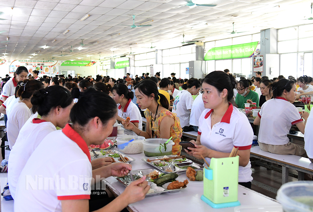 Tổ chức "Bữa cơm công đoàn" cho 1.500 người lao động Công ty TNHH Great Global International