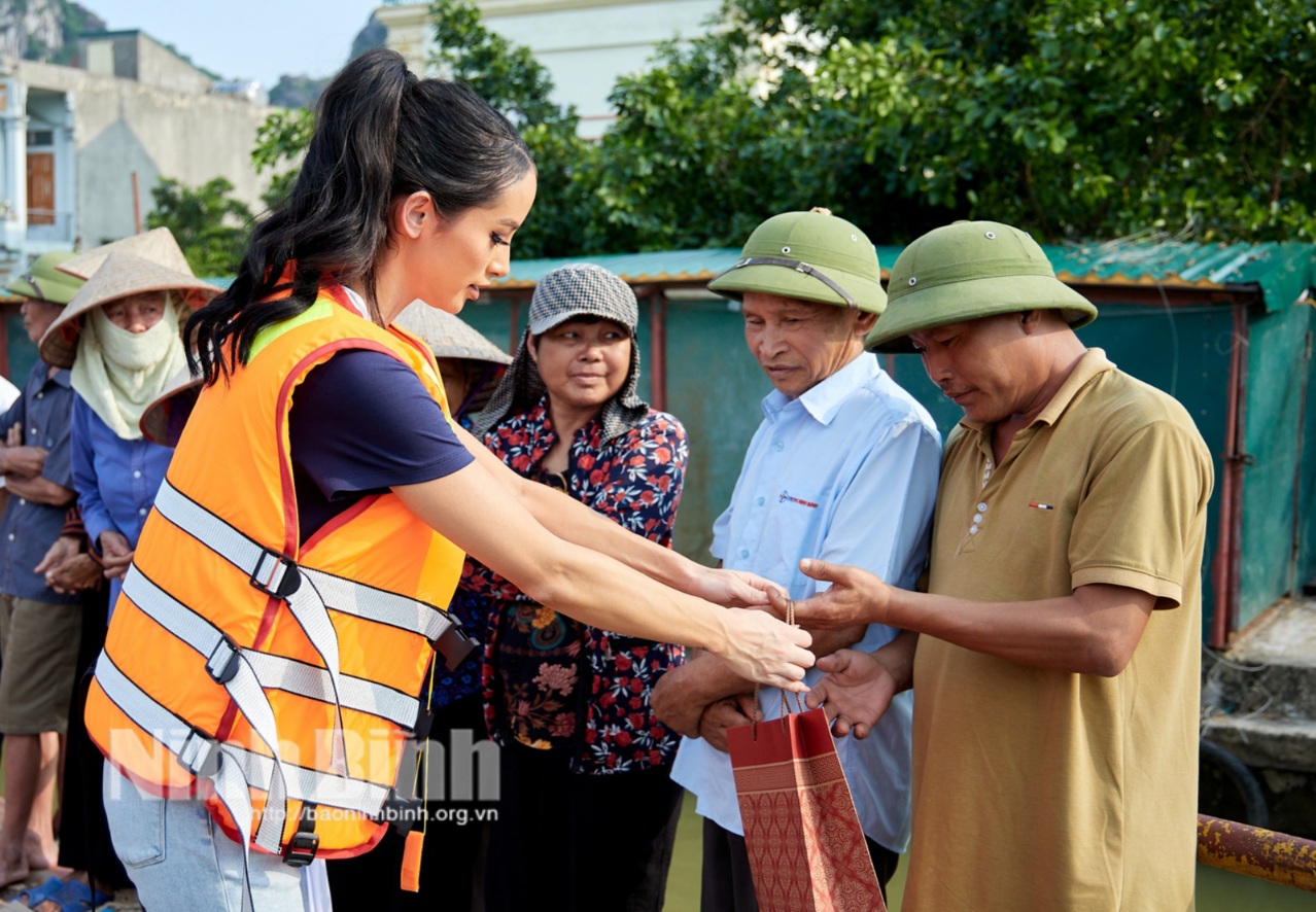 Thí sinh Cuộc thi Miss Cosmo 2024 thăm hỏi, trao quà cho người dân vùng lũ lụt ở Ninh Bình