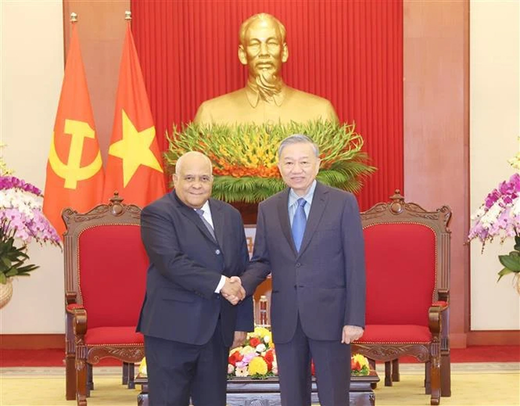 Top leader receives Cuban ambassador