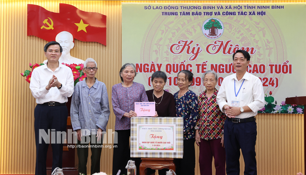 Đồng chí Bí thư Tỉnh ủy thăm, tặng quà nhân Ngày Quốc tế người cao tuổi