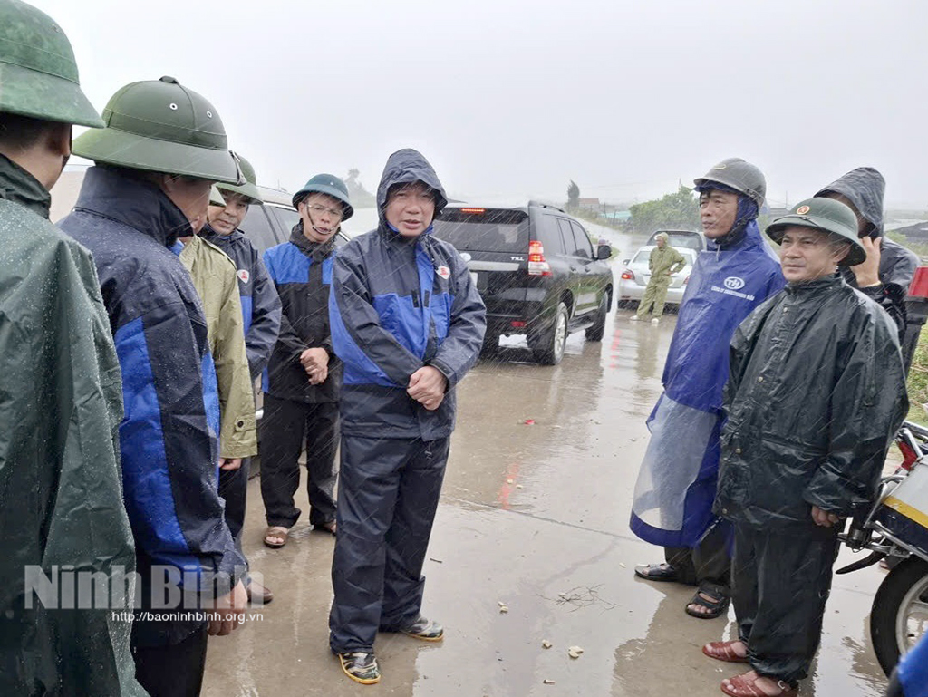 Lãnh đạo UBND tỉnh kiểm tra, động viên công tác phòng, chống bão số 3 tại huyện Kim Sơn