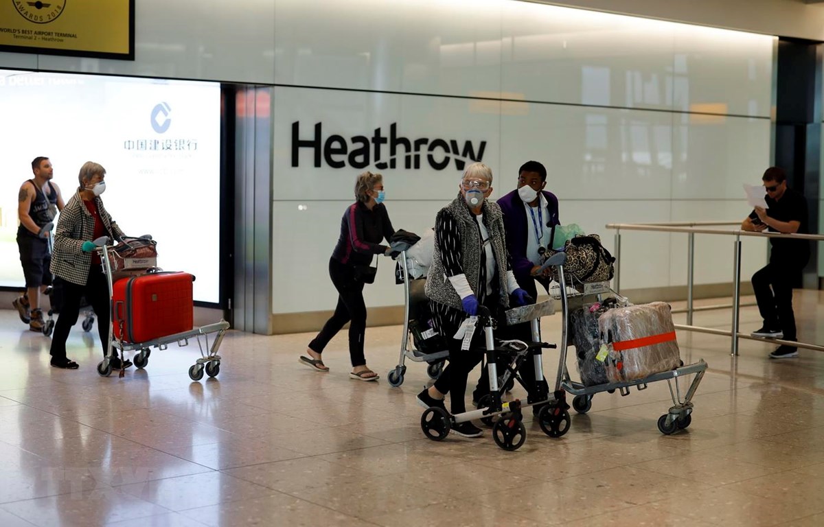 Anh dỡ bỏ quy định cách ly, Italy cấm sử dụng khoang hành lý xách tay