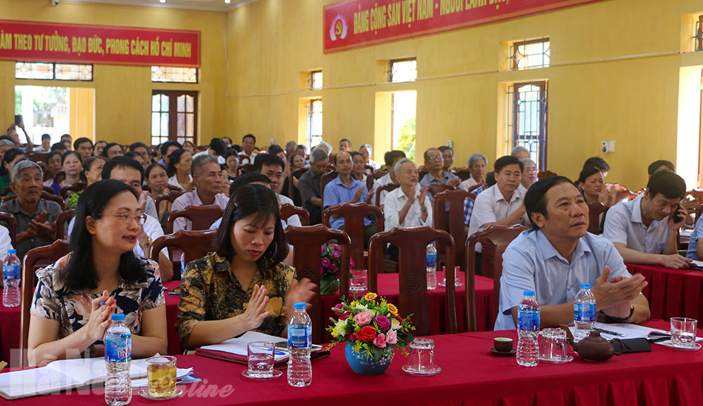 Đồng chí Phạm Sỹ Lợi, Phó Bí thư Thường trực Tỉnh ủy, Chủ tịch HĐND tỉnh tiếp xúc cử tri thị trấn Vĩnh Trụ