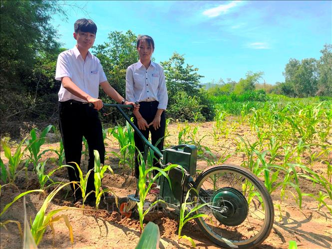 Học sinh lớp 9 chế tạo máy cày làm cỏ, bón phân