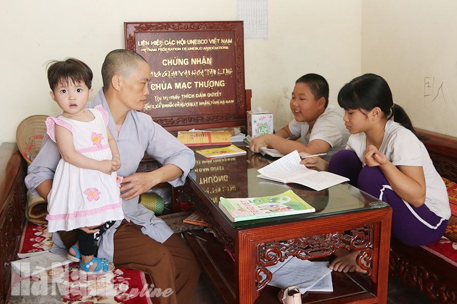 Những đứa trẻ lớn lên nơi cửa Phật