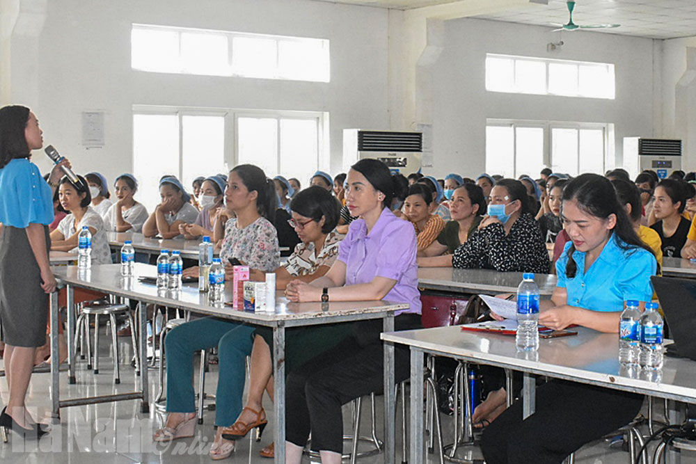 Nói chuyện chuyên đề về chăm sóc sức khỏe sinh sản tại Công ty TNHH JY Plastic