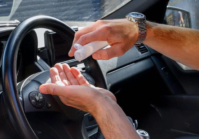 Nước rửa tay khô để trong ô tô dưới trời nắng có thể gây cháy xe