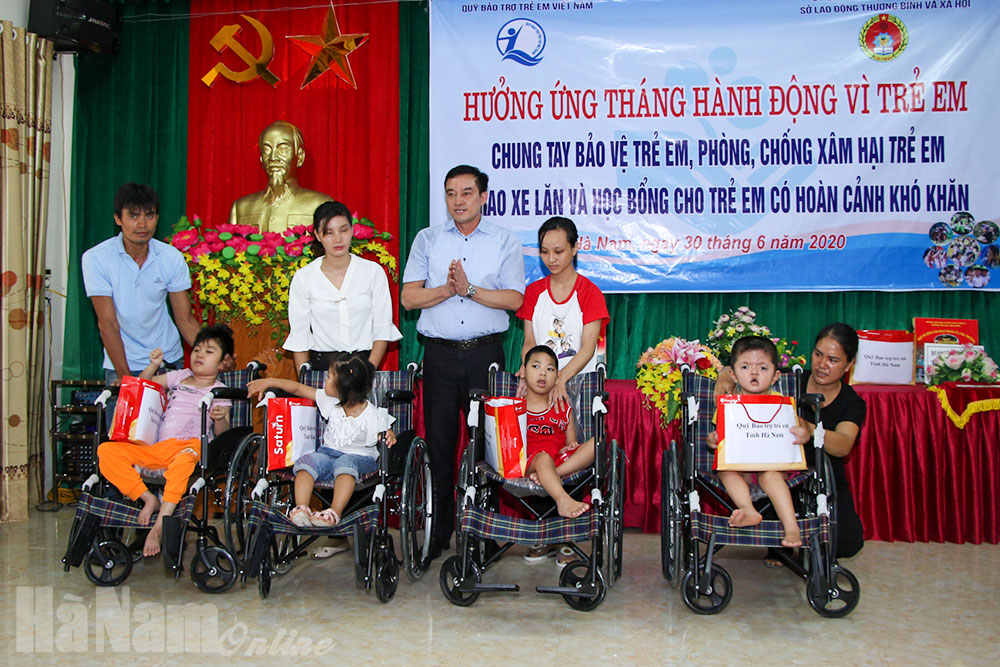 Trao học bổng và xe lăn cho trẻ em có hoàn cảnh khó khăn