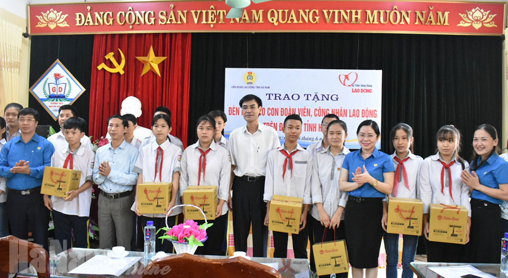 Trao tặng đèn học cho con CNVCLĐ có hoàn cảnh khó khăn tại Bình Lục