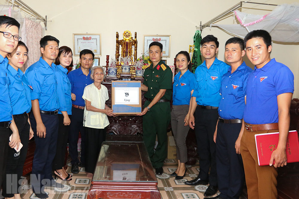 200 đối tượng chính sách, người có công xã Tiên Sơn được khám bệnh, tư vấn và cấp phát thuốc miễn phí