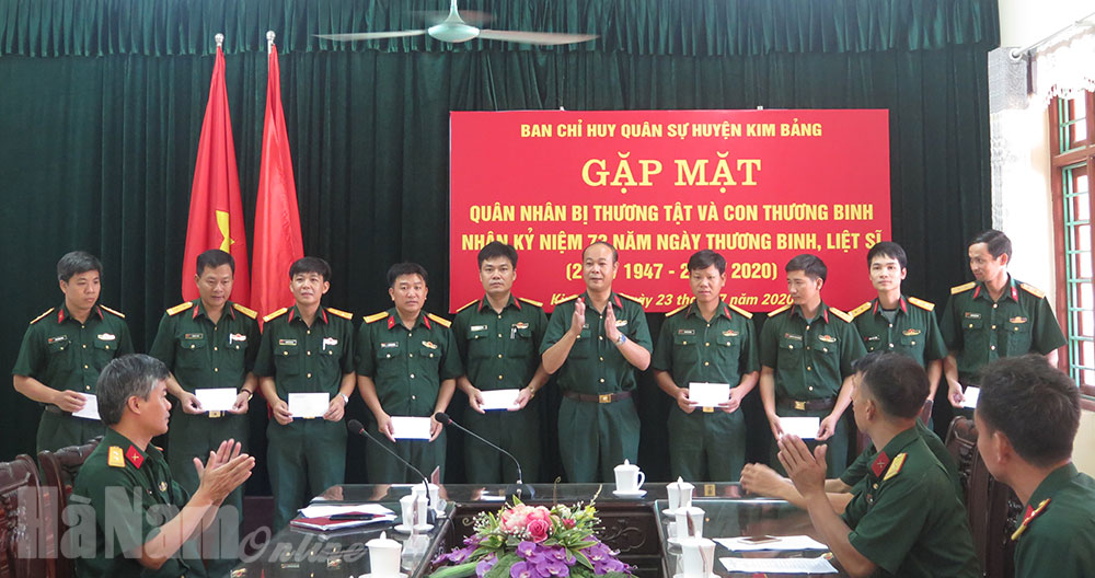 Ban CHQS huyện Kim Bảng gặp mặt quân nhân là con thương binh