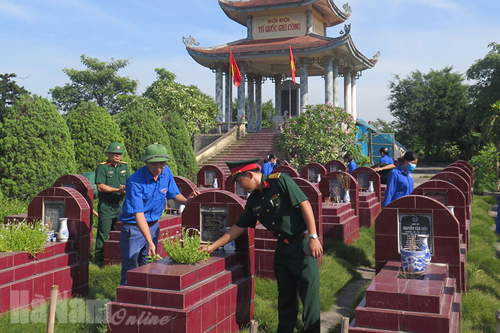 Ban CHQS huyện Kim Bảng phối hợp chăm sóc nghĩa trang liệt sĩ