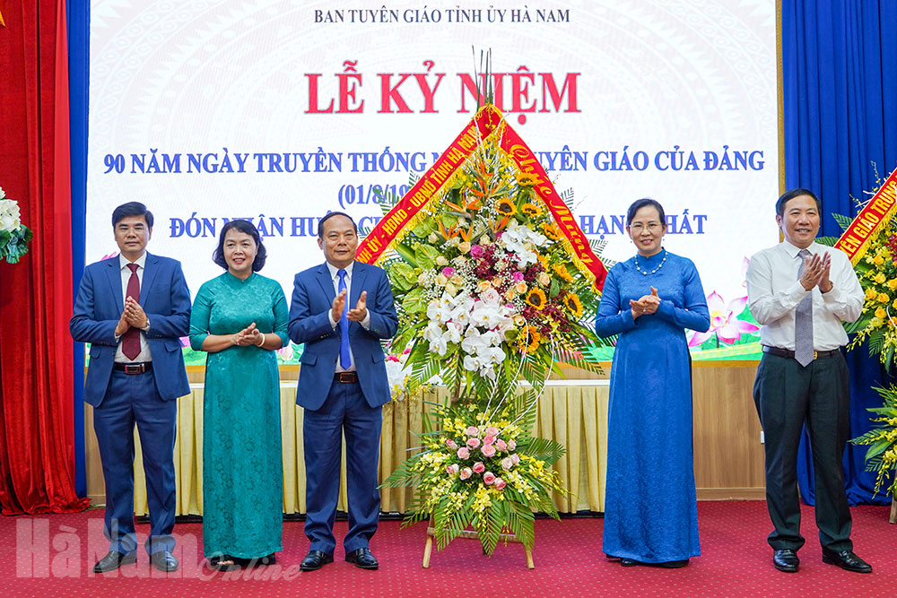 Ban Tuyên giáo Tỉnh ủy kỷ niệm 90 năm Ngày truyền thống và đón nhận Huân chương Lao động hạng Nhất