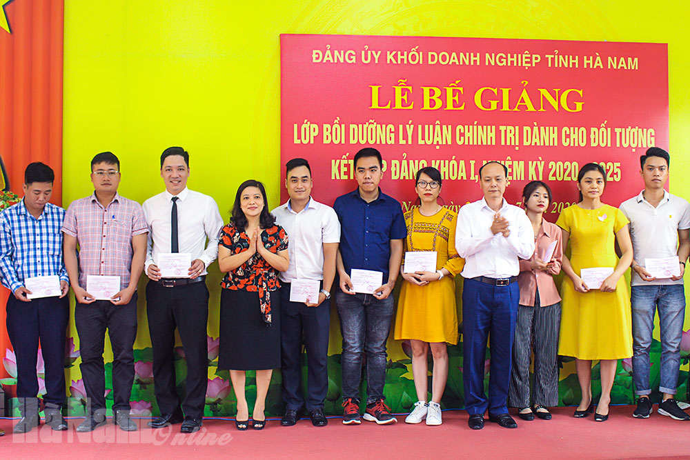 Bế giảng lớp bồi dưỡng lý luận chính trị cho đối tượng kết nạp Đảng của Đảng bộ Khối Doanh nghiệp tỉnh