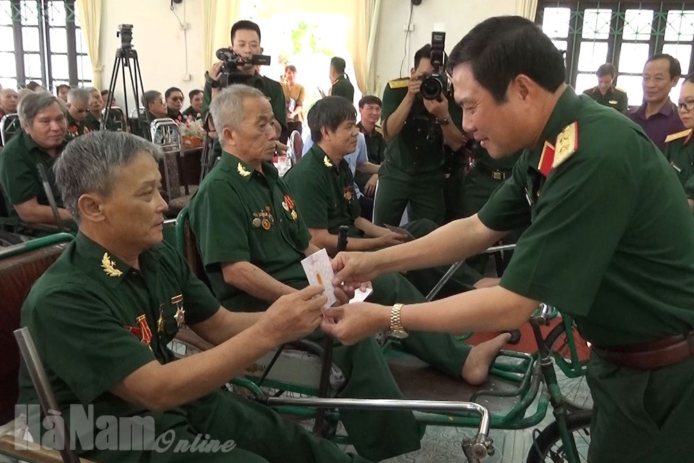 Thứ trưởng Bộ Quốc phòng thăm, tặng quà Trung tâm Điều dưỡng thương binh Yên Nam