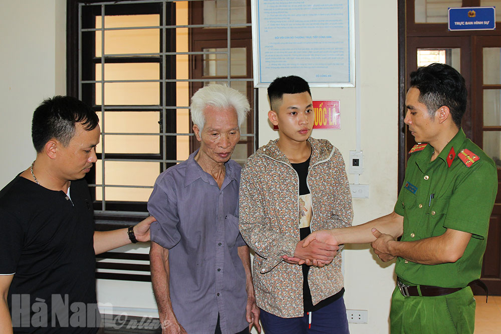 Cán bộ Công an giúp đỡ người dân bị lạc về với gia đình