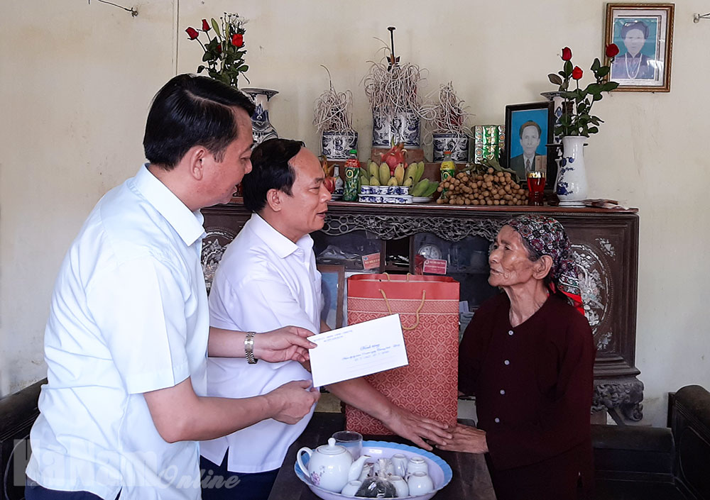 Thăm, tặng quà gia đình chính sách nhân kỷ niệm 73 năm Ngày Thương binh-Liệt sỹ