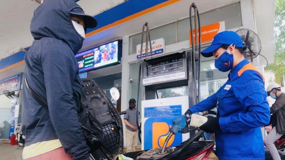 Giá xăng giữ nguyên sau 4 kỳ tăng liên tiếp