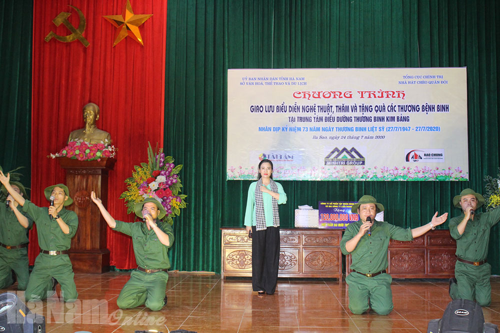 Giao lưu nghệ thuật, thăm và tặng quà Trung tâm Điều dưỡng thương binh Kim Bảng
