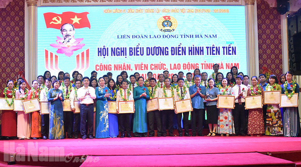 Hội nghị biểu dương điển hình tiên tiến trong CNVCLĐ giai đoạn 2015-2020