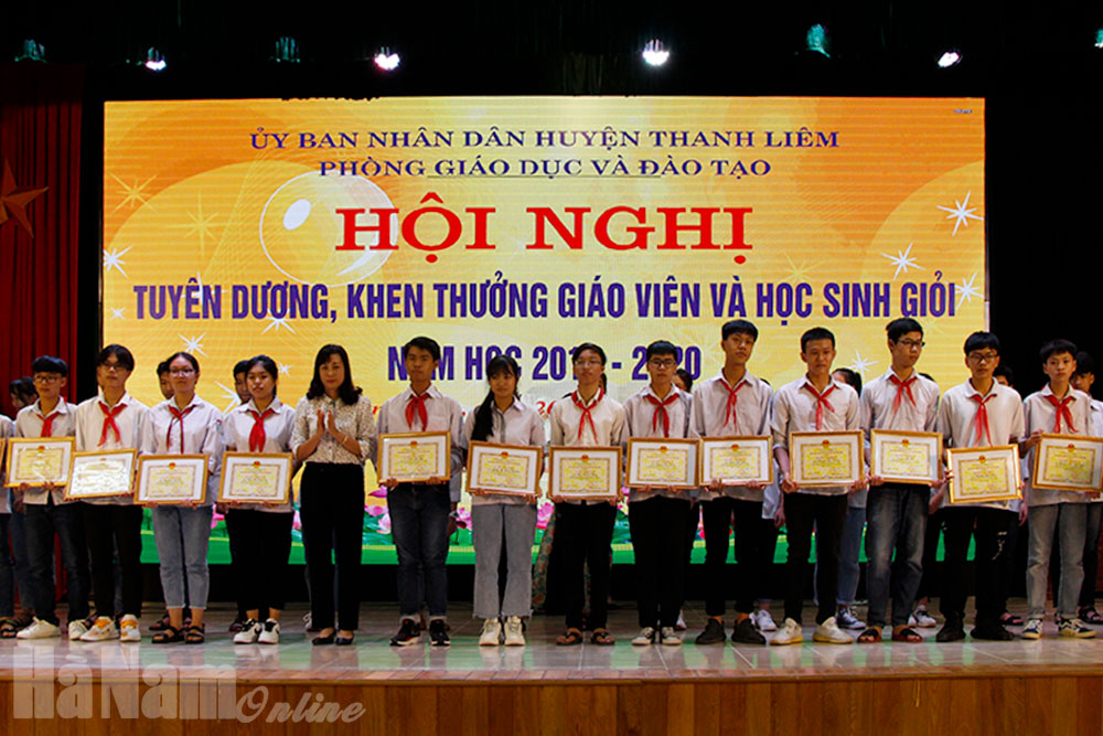 Huyện Thanh Liêm khen thưởng 40 giáo viên và 67 học sinh giỏi