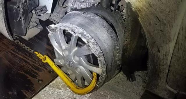 Không biết thay lốp xe ô tô, thanh niên liều lái bằng vành và cái kết