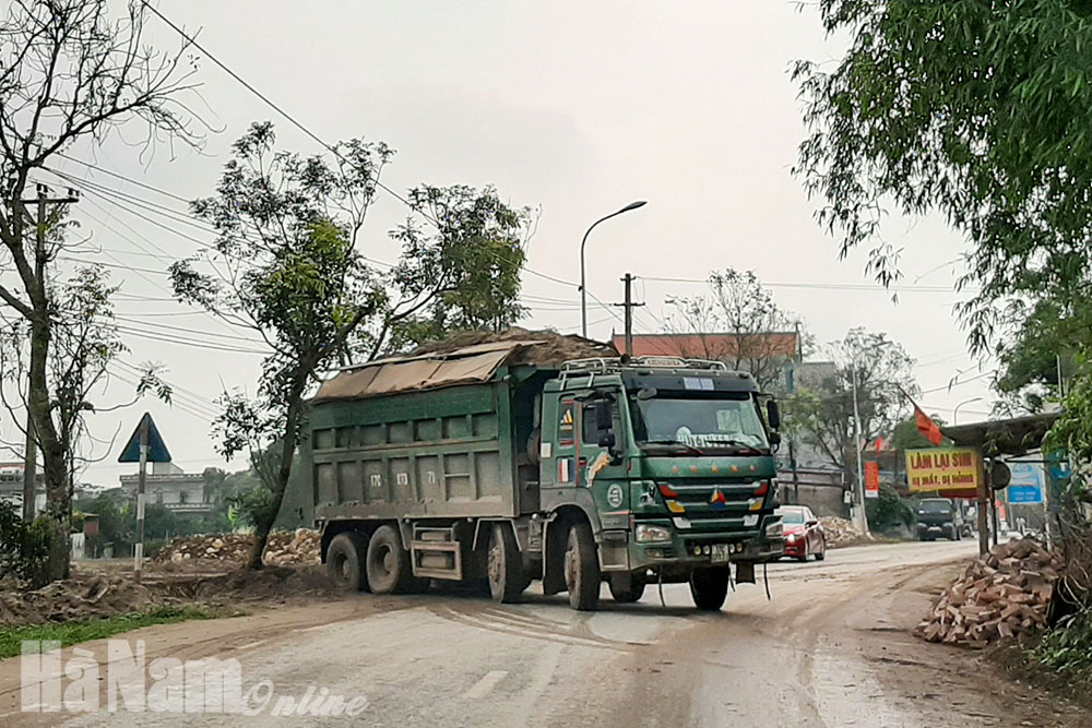 Kiên quyết xử lý xe quá tải lưu thông trên các tuyến đường