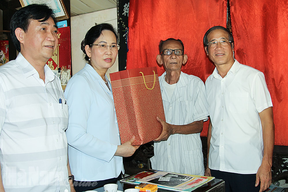 Lãnh đạo tỉnh thăm, tặng quà đối tượng chính sách nhân Kỷ niệm 73 năm ngày Thương binh, liệt sỹ